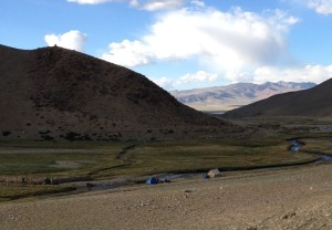 After a day of gradually climbing away from the lake, Tso Kar can still be seen in the background.