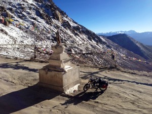 Into the snow cap of Chang La, the approach from the Chemne and Karu side is visible in the background.