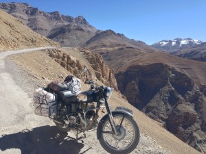 Taking a break between Pang and Sarchu to admire the loose slope and ensuring drop. That the drop here is on the east side (and too, morning sun), I am on the north side of the Lachalung La (5056m) and indeed, not particularly far out of Pang heading south.