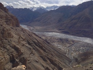 Passing Hikkim and Komic so high above the town of Kaza and then following a gorge brings me to this edge, where once again I can see Kaza and its handful of small bridges below.