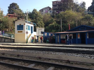 The station at Solan. About the station are several footpaths that lead simply away.